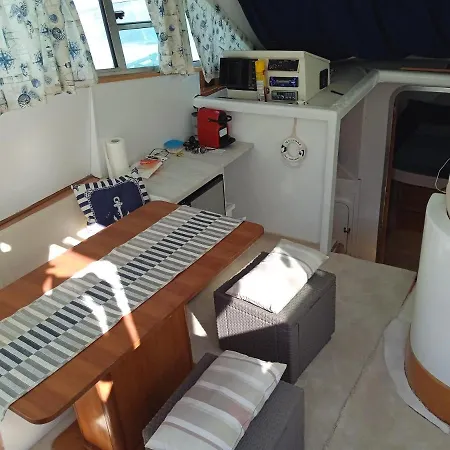 Botel Boatlove *